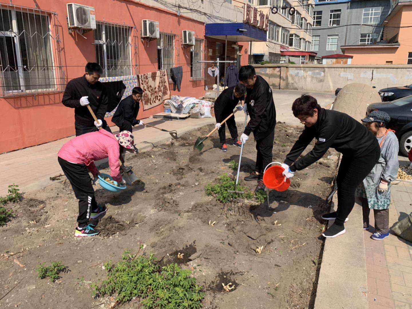 “精準(zhǔn)服務(wù)進(jìn)社區(qū)，攜手共建文明城”清理及種植花壇花種活動(dòng)